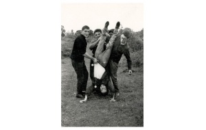 1965 - Haciendo el pino con ayuda